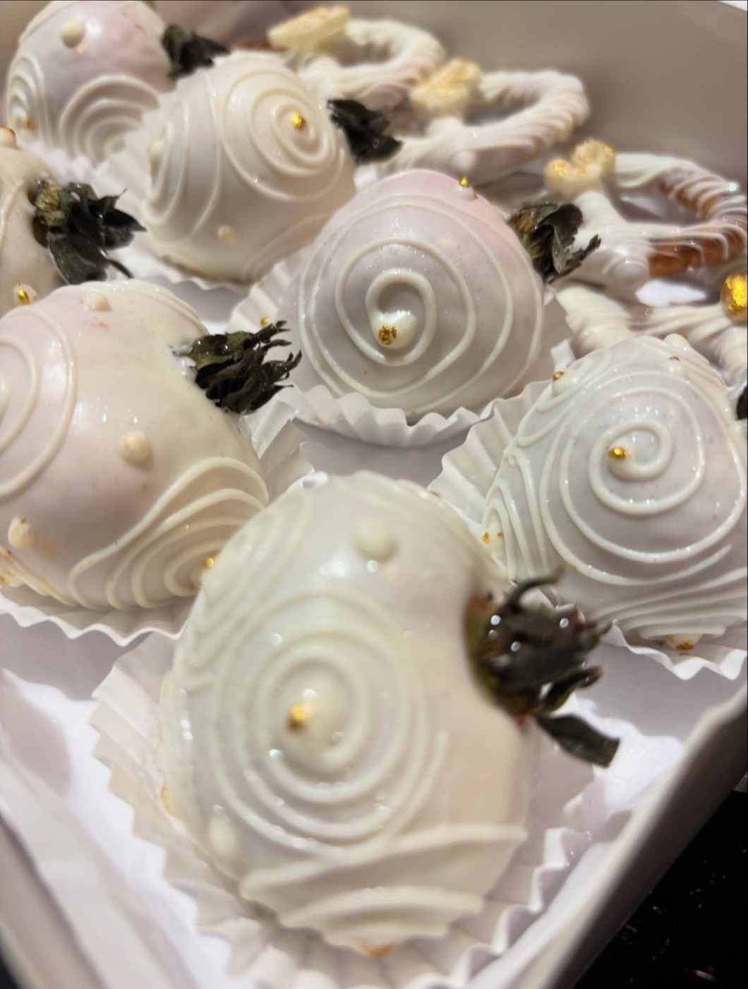 White chocolate-covered strawberries with pearl details for a wedding